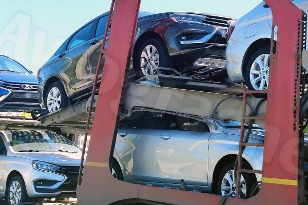 Большую партию новых Lada Vesta сфотографировали на автовозе