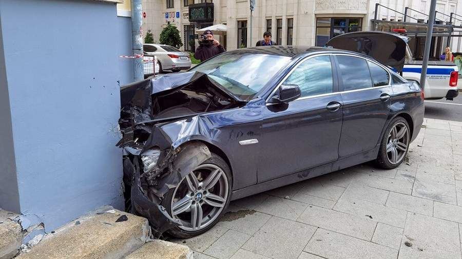 Автомобиль въехал в здание на Покровском бульваре в Москве
